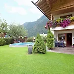 Alluring With Swimming Pool In Tyrol アパート