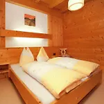 Alluring With Swimming Pool In Tyrol 瓦德林