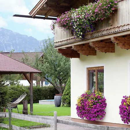 公寓 Alluring With Swimming Pool In Tyrol