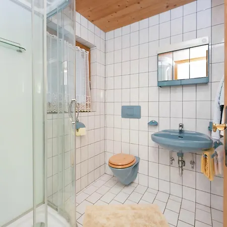 Alluring With Swimming Pool In Tyrol 瓦德林